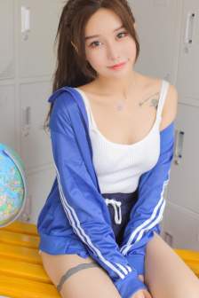 手伸进两腿中间开始摩擦